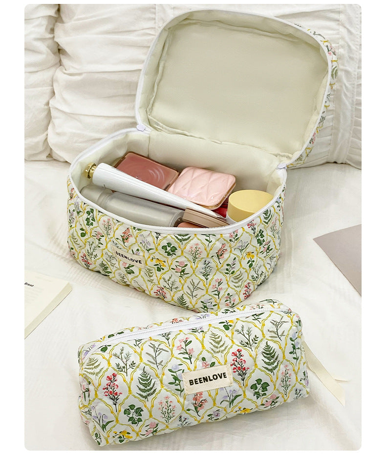 Simple Flower Print Quilted Portable Makeup Bag