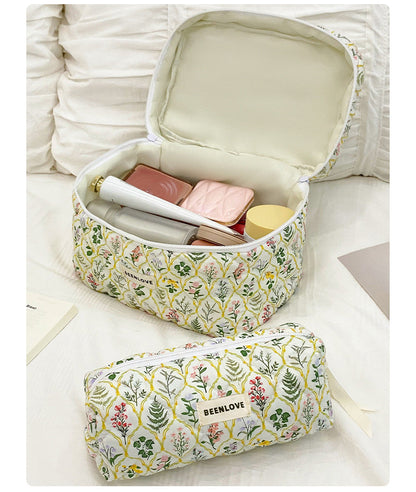 Simple Flower Print Quilted Portable Makeup Bag