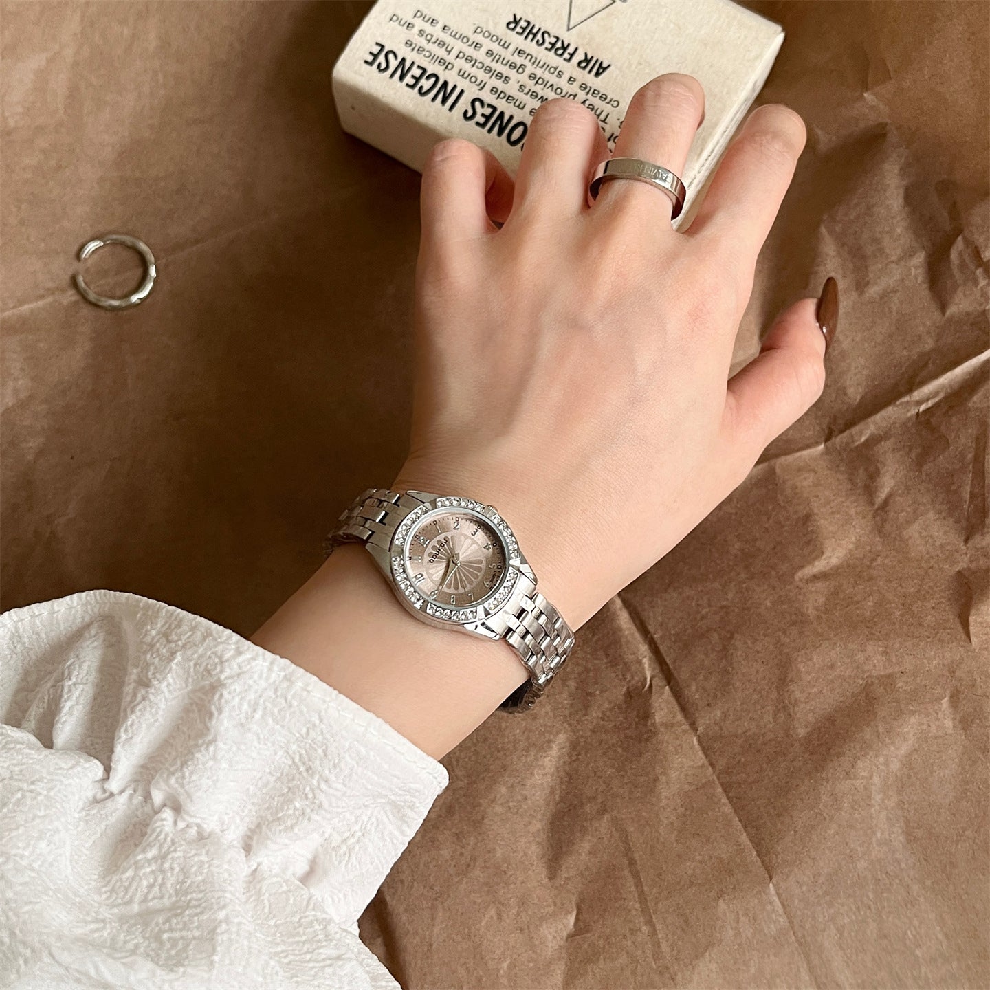 Rhinestone Round Dial Chic Quartz Watch