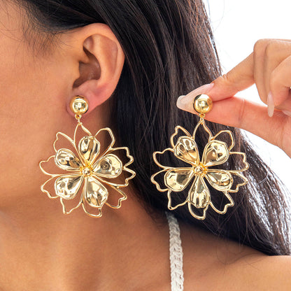 Wrinkled Floral Earrings With Geometric Design And Pearl Accents