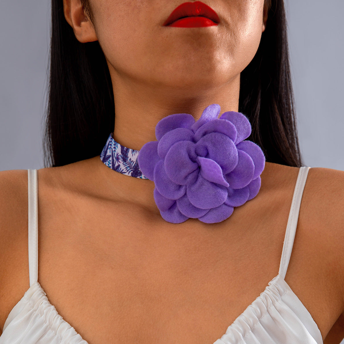 Elegant Short Feather Choker Necklace With White Floral Design