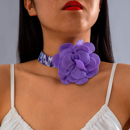 Elegant Short Feather Choker Necklace With White Floral Design