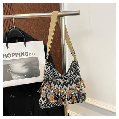 Trendy Bohemian Style Bucket Bag with Tassels