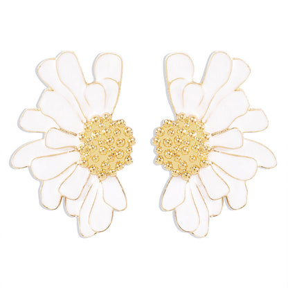 Vintage Alloy Floral Stud Earrings Women'S Temperament Textured Floral Earrings