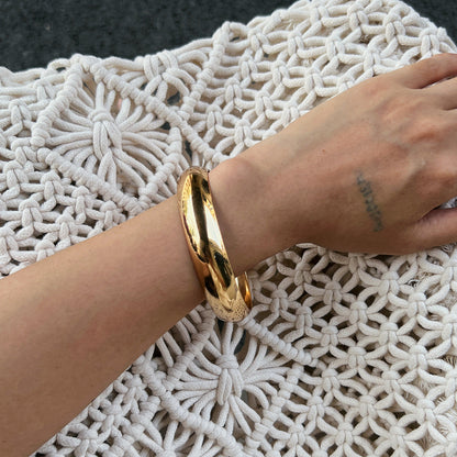 Trendy Acrylic Ombre Round Bangle Bracelet with Metal Finish