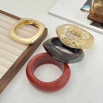Vintage-Inspired Resin Tortoiseshell Bangle Bracelet with Metallic Square Spring Band
