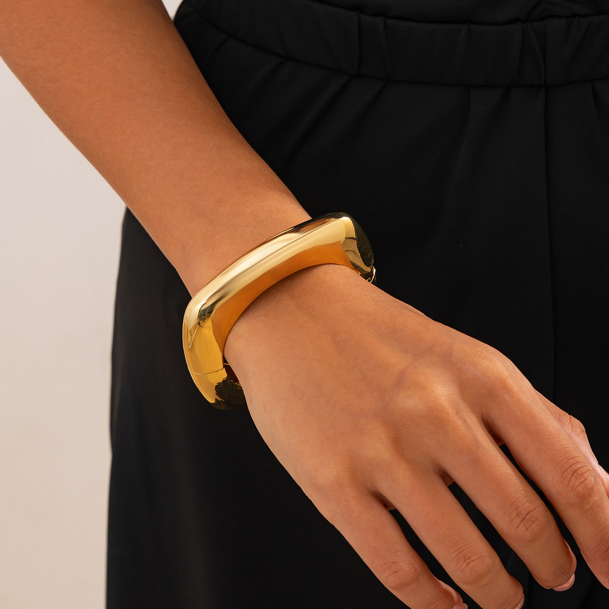 Vintage Square Metal Bracelet For Women Stylish Spring Bangle