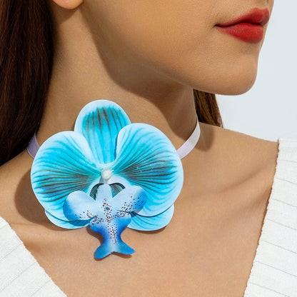 Elegant Short Feather Choker Necklace With White Floral Design