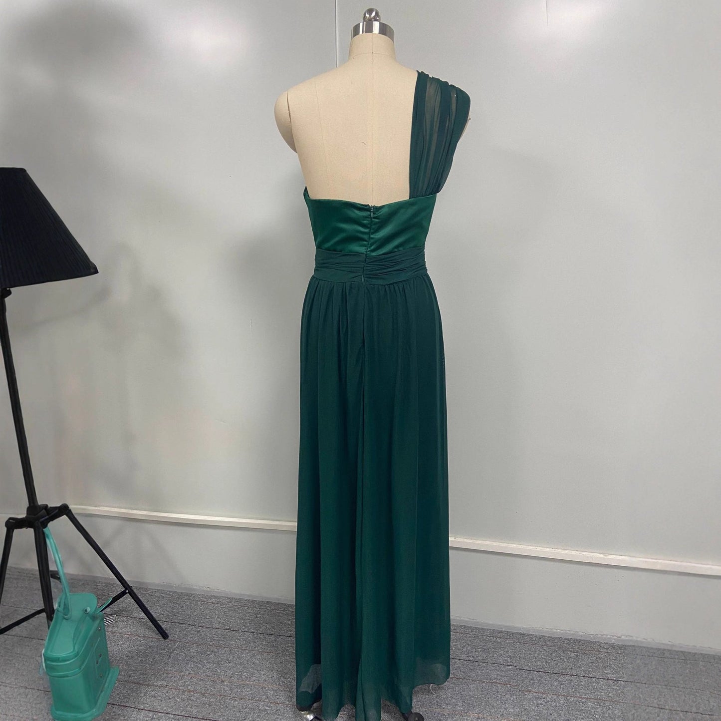 Elegant Green Maxi Dress Sleeveless V-Neck Evening Gown