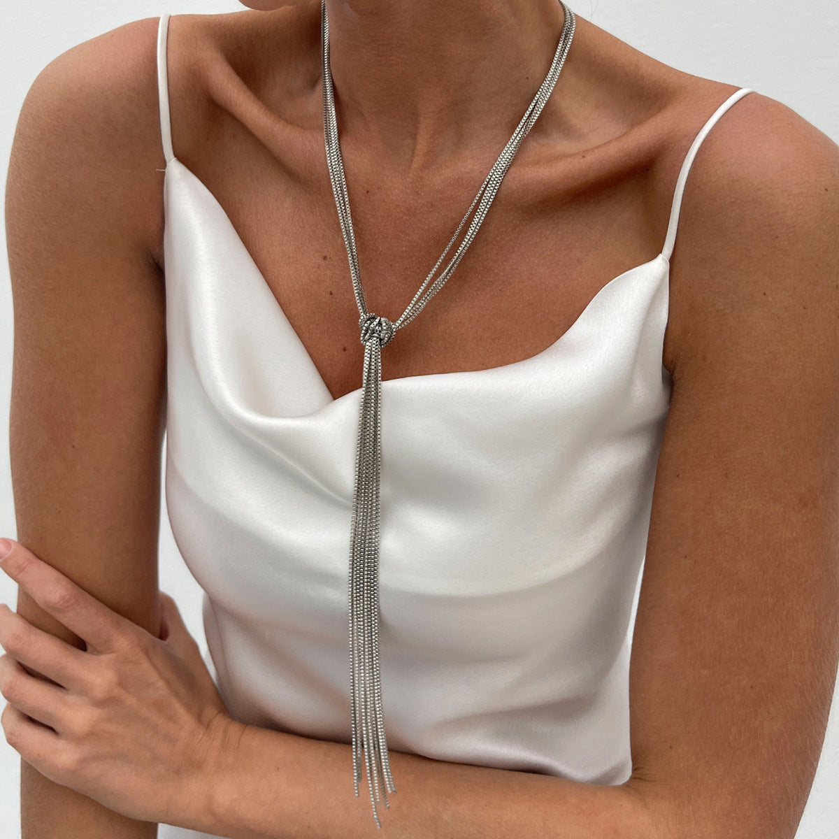 Fashionable Long Metal Chain Tassel Necklace With Geometric Design