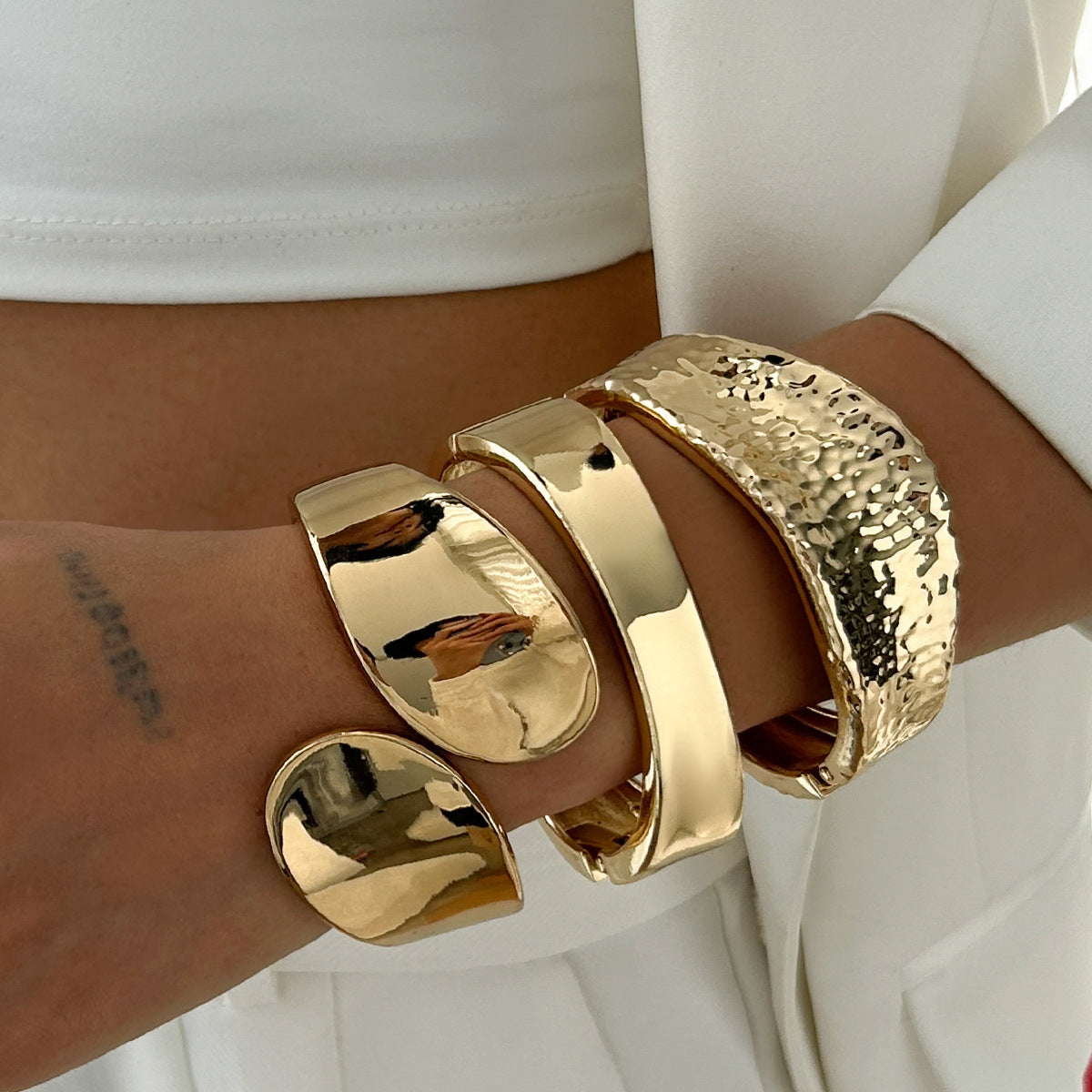 Stylish Geometric Oval Metal Bracelet - Fashionable Wide Cuff