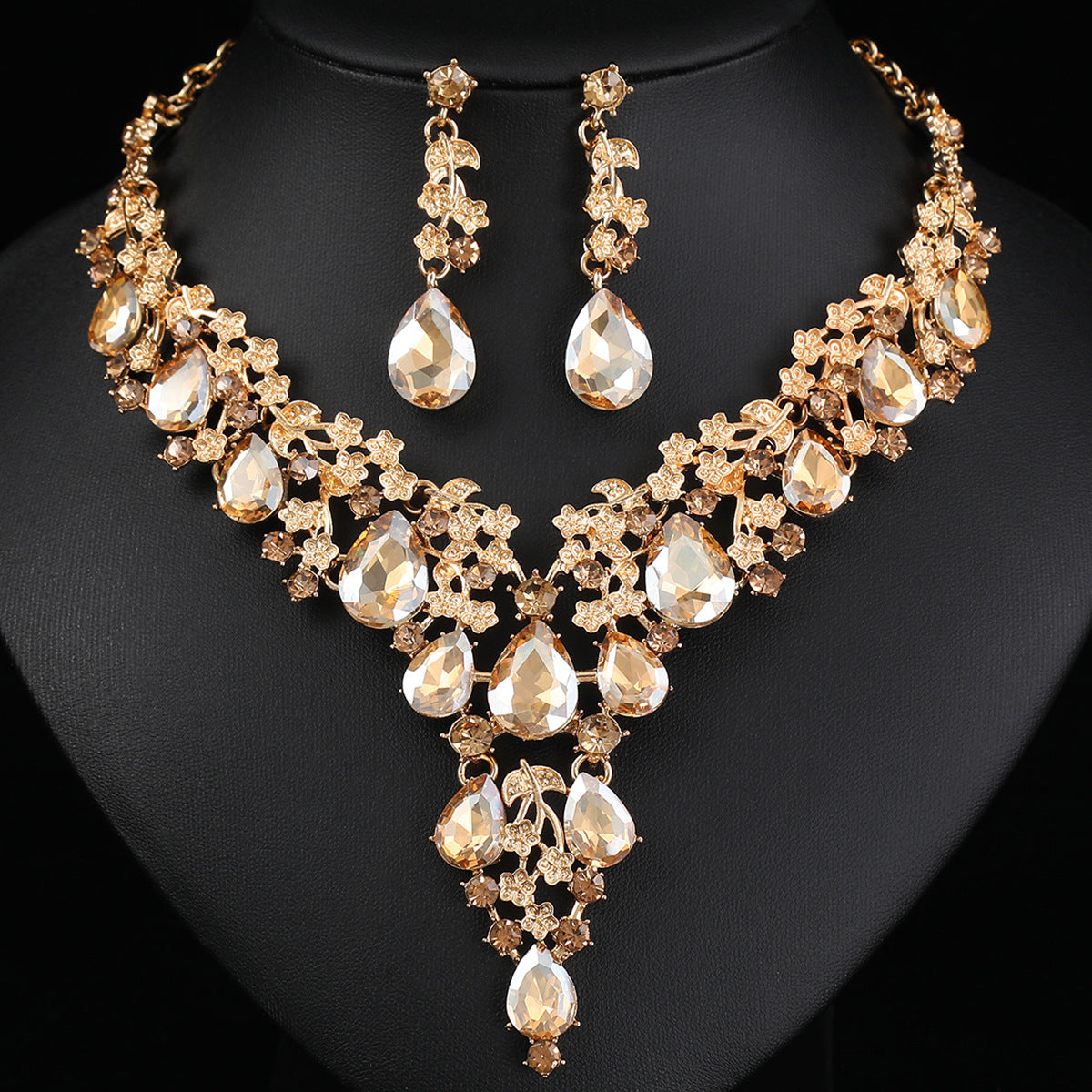 Elegant Floral Necklace and Earring Set in Alloy