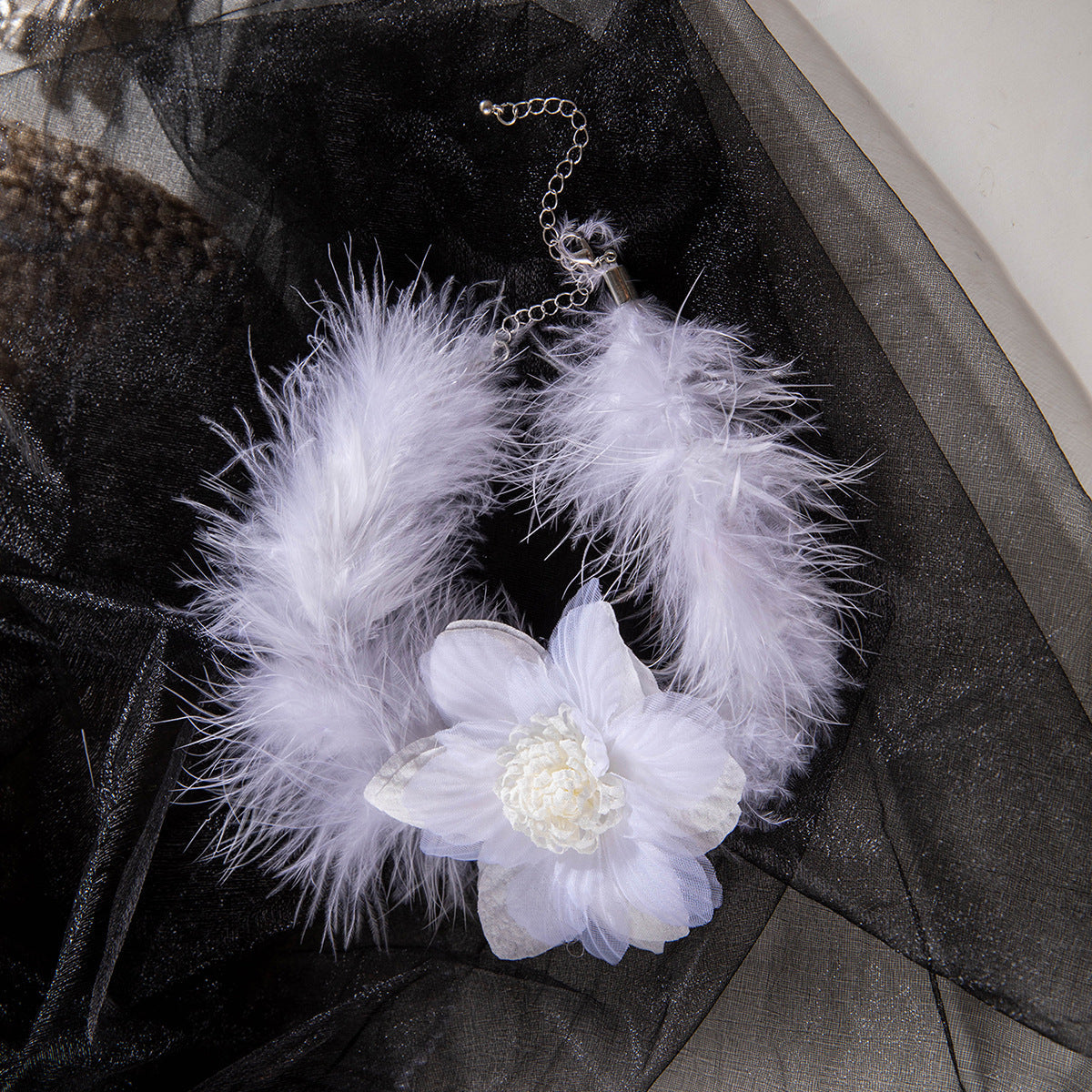 Elegant Short Feather Choker Necklace With White Floral Design