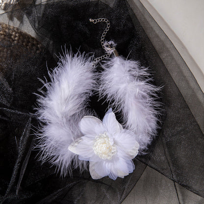 Elegant Short Feather Choker Necklace With White Floral Design