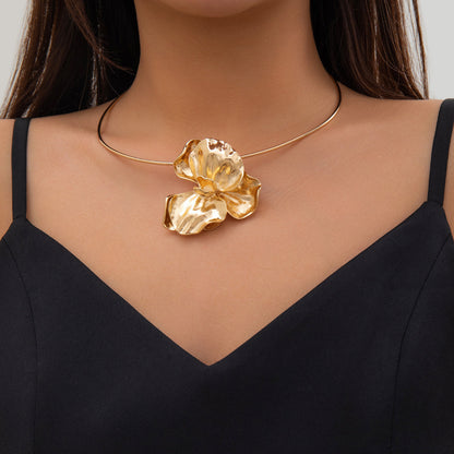 Exaggerated 3D Pleated Metal Flower Choker Necklace For Women