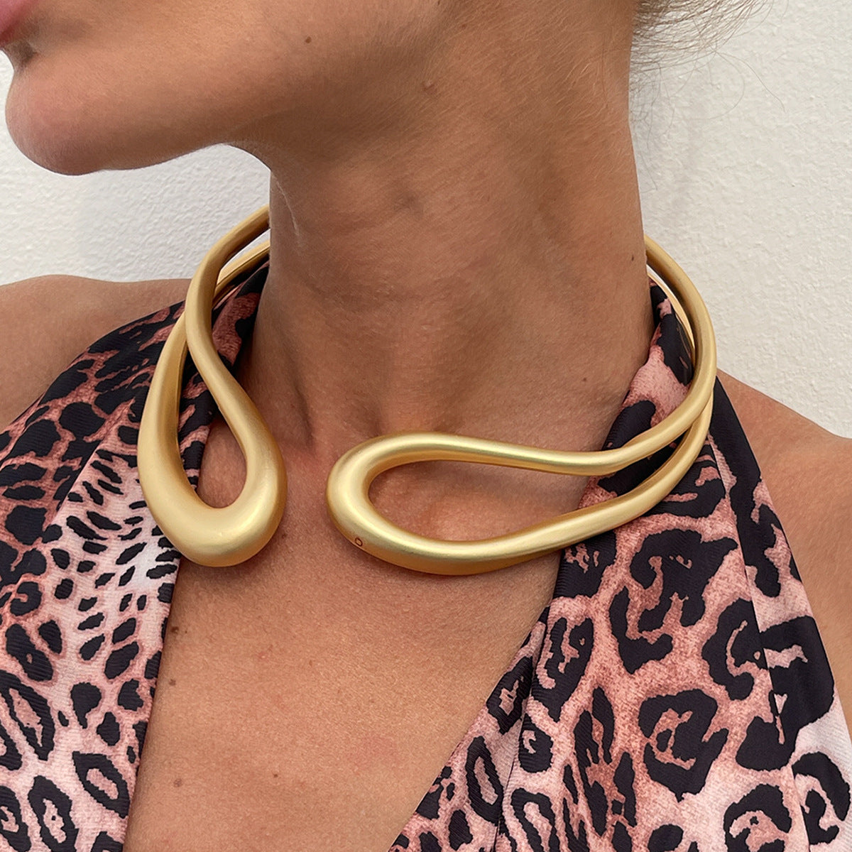 Choker Necklace With Geometric Design In Alloy For Fashionable Wear