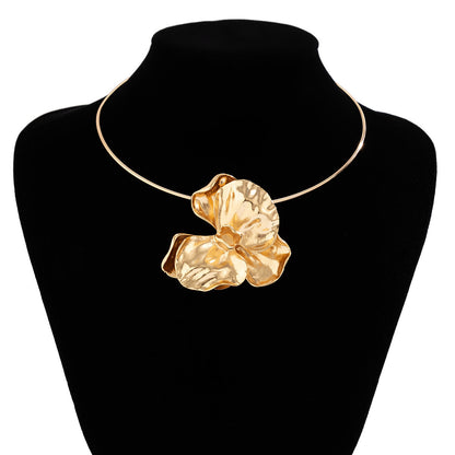 Exaggerated 3D Pleated Metal Flower Choker Necklace For Women
