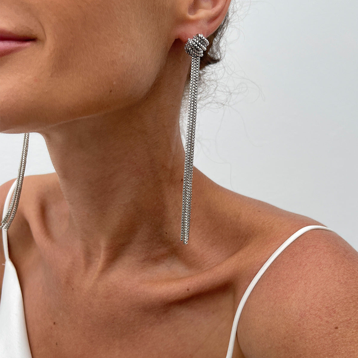 Fashionable Long Metal Chain Tassel Necklace With Geometric Design