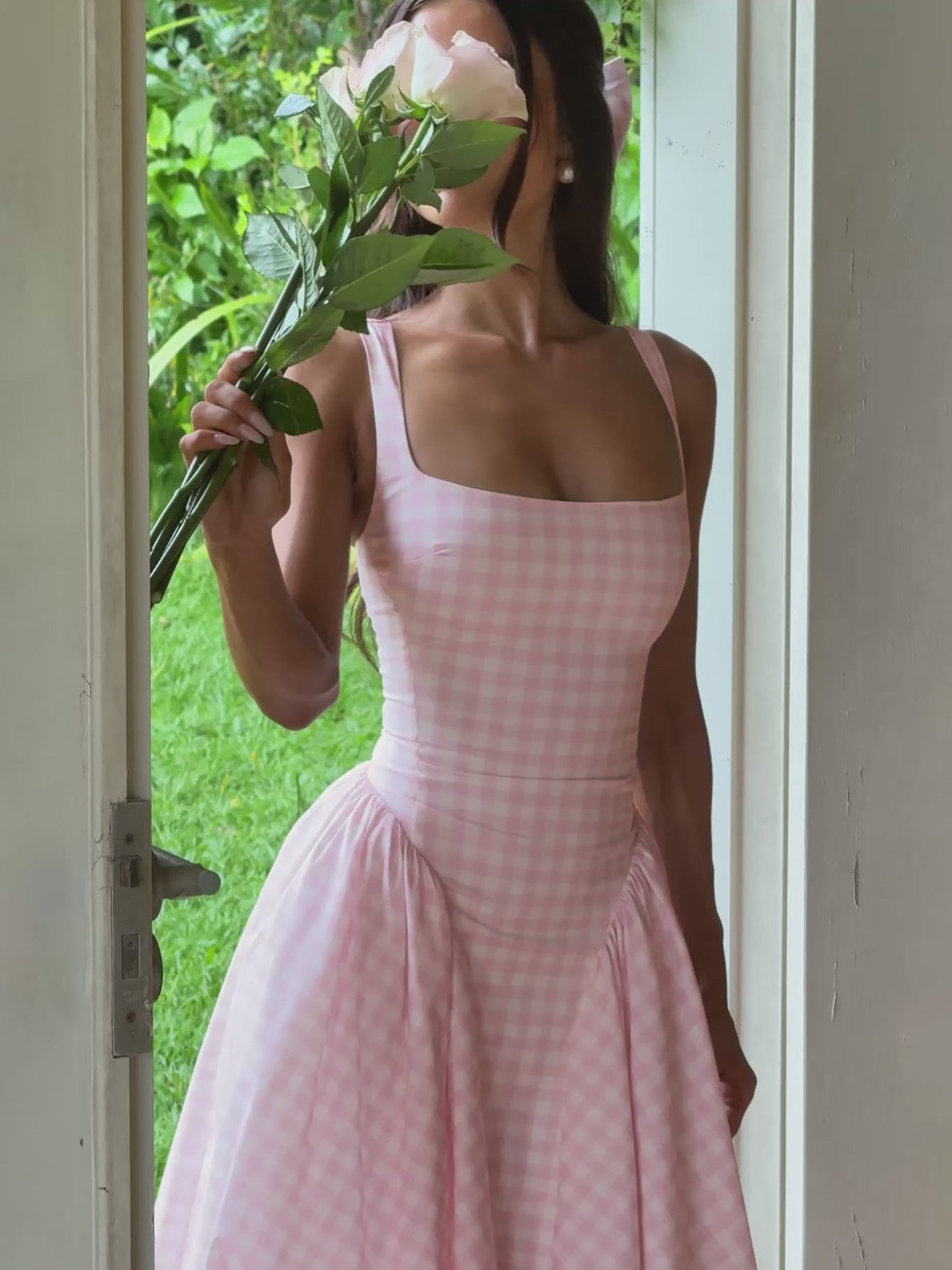 Stylish French Checkered Print Midi Dress with Backless Design