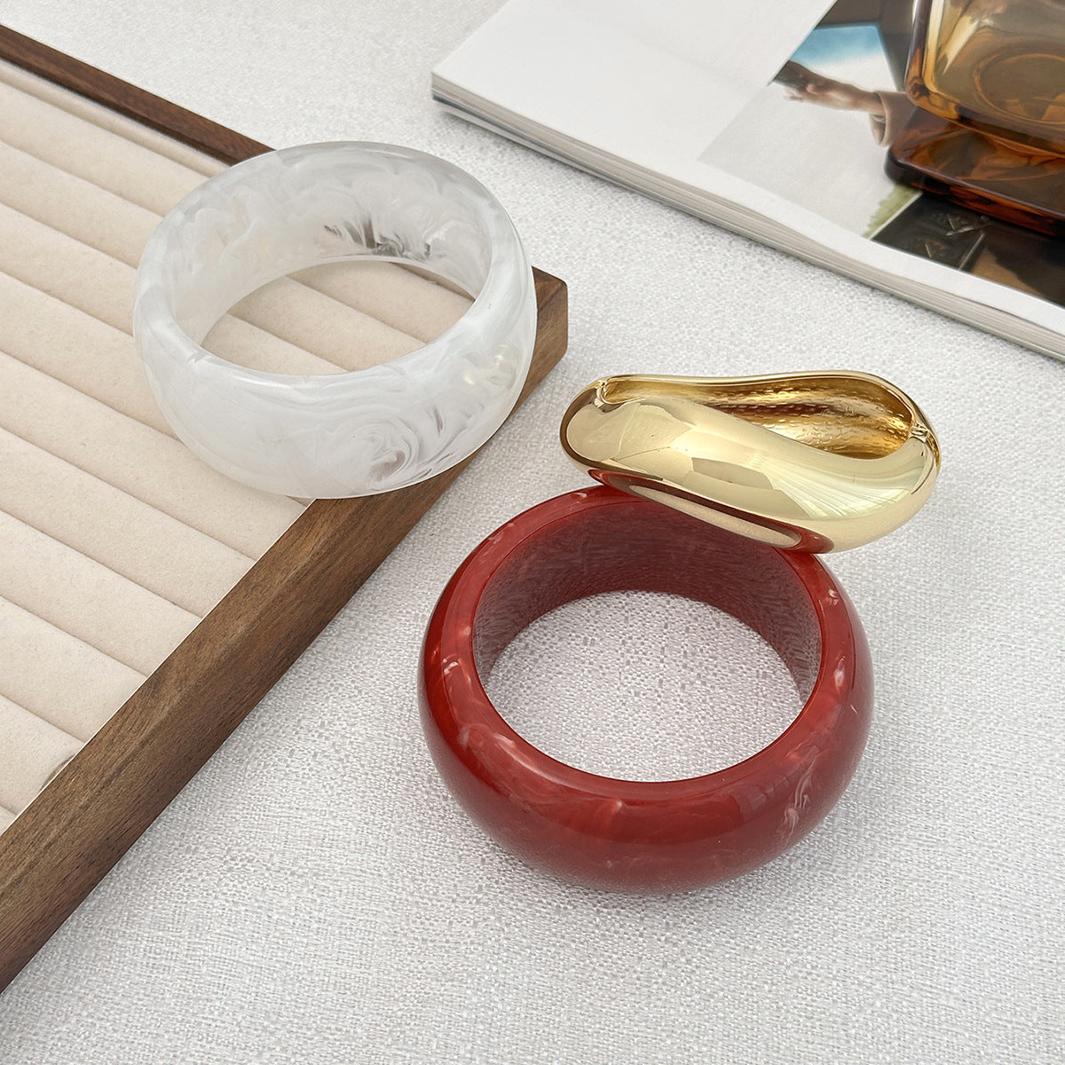 Fashionable Ombre Transparent Spring Bracelet with Irregular Water Wave Design