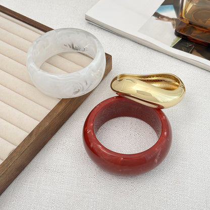 Fashionable Ombre Transparent Spring Bracelet with Irregular Water Wave Design
