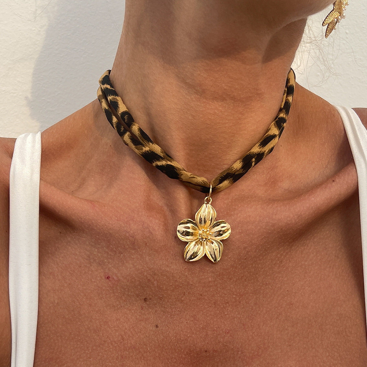 Ocean-Inspired Shell Starfish Pendant Necklace Stylish Casual Jewelry