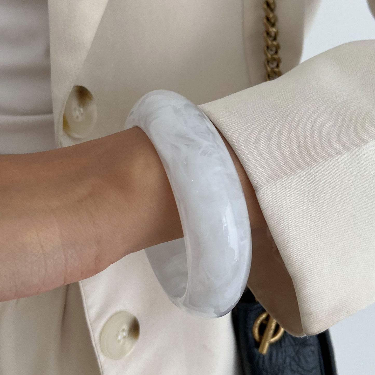 Fashionable Resin Bangles With Ombre Texture
