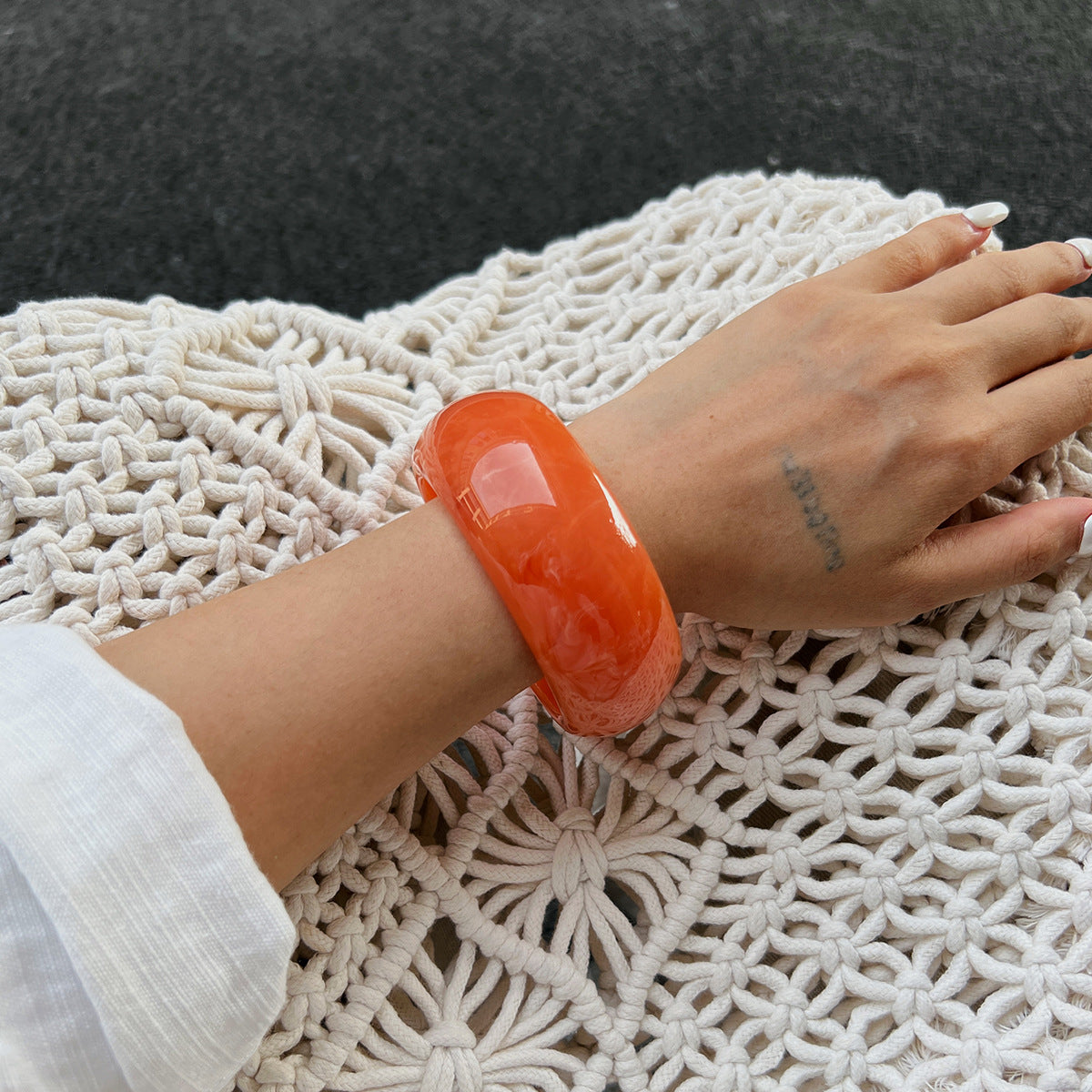 Trendy Acrylic Ombre Round Bangle Bracelet with Metal Finish