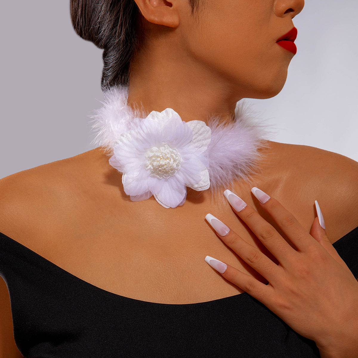 Elegant Short Feather Choker Necklace With White Floral Design