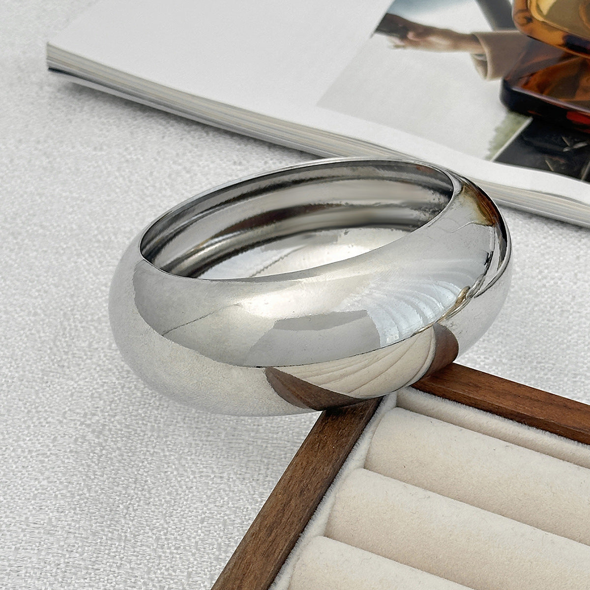 Fashionable Metal Arc Bangle Minimalist Geometric Jewelry for Women