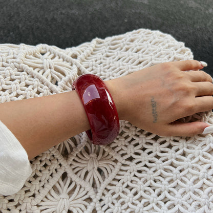 Fashionable Ombre Transparent Spring Bracelet with Irregular Water Wave Design