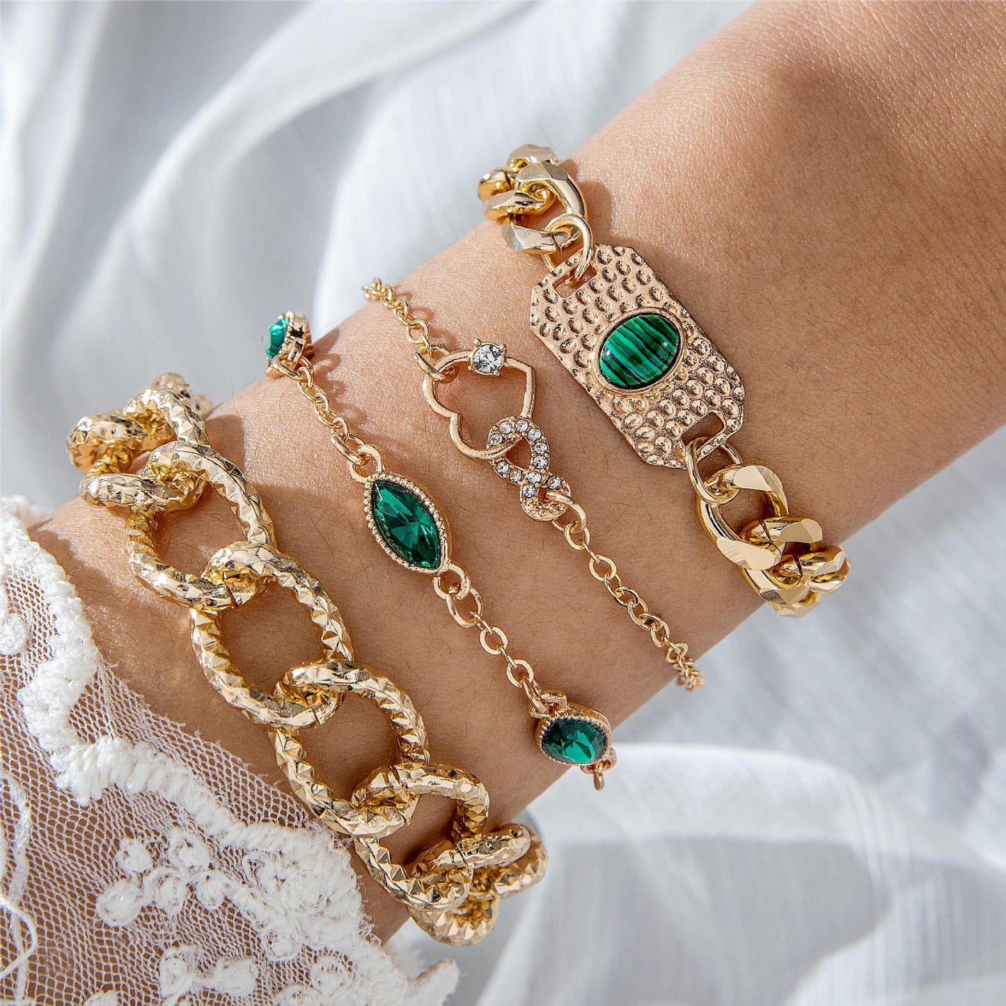 Heart-Shaped Emerald Gemstone Bracelet Set With Rhinestones