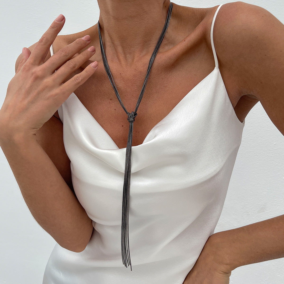 Fashionable Long Metal Chain Tassel Necklace With Geometric Design