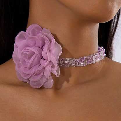 Elegant Short Feather Choker Necklace With White Floral Design