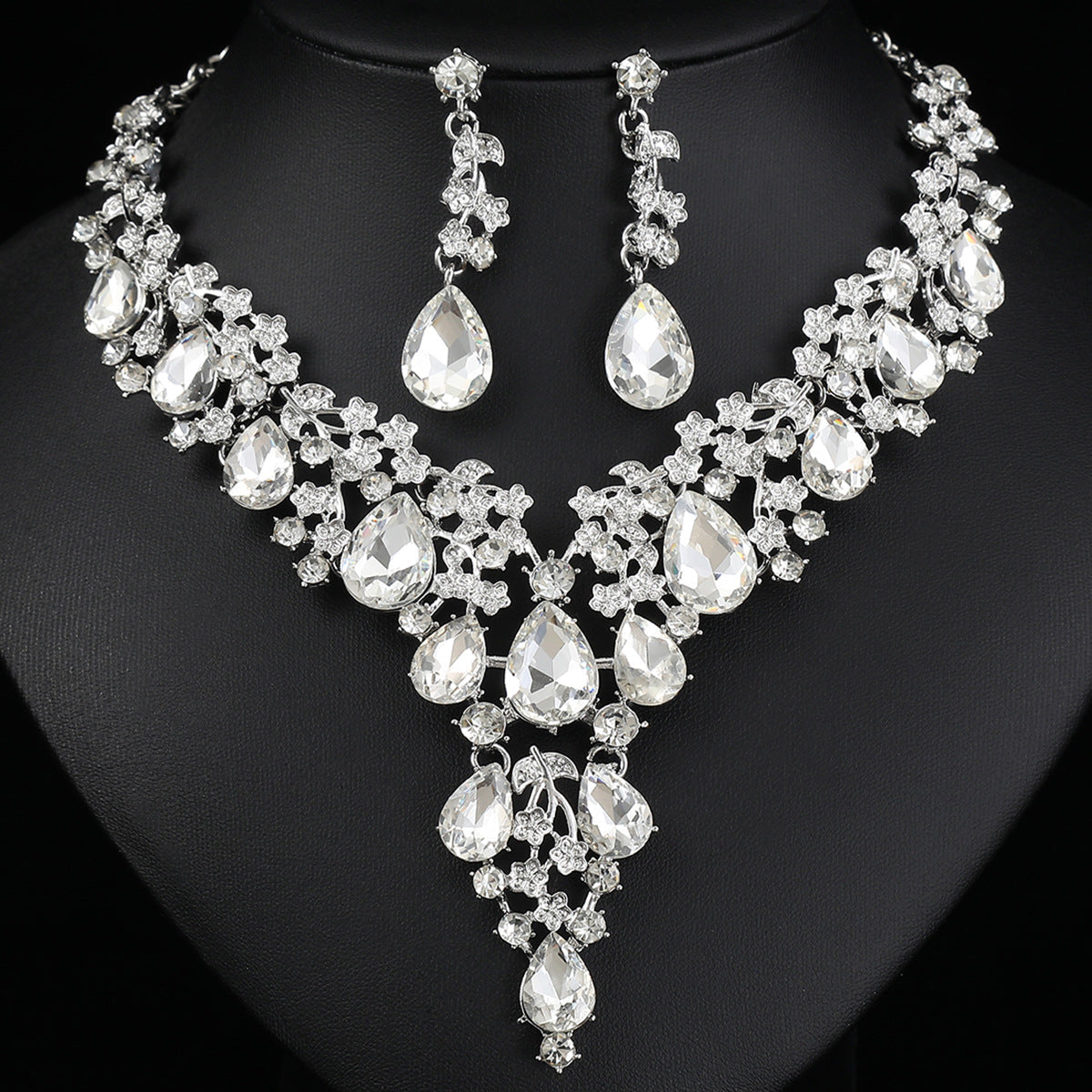 Elegant Floral Necklace and Earring Set in Alloy