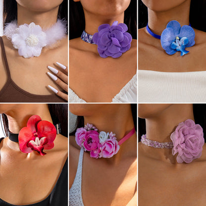Elegant Short Feather Choker Necklace With White Floral Design