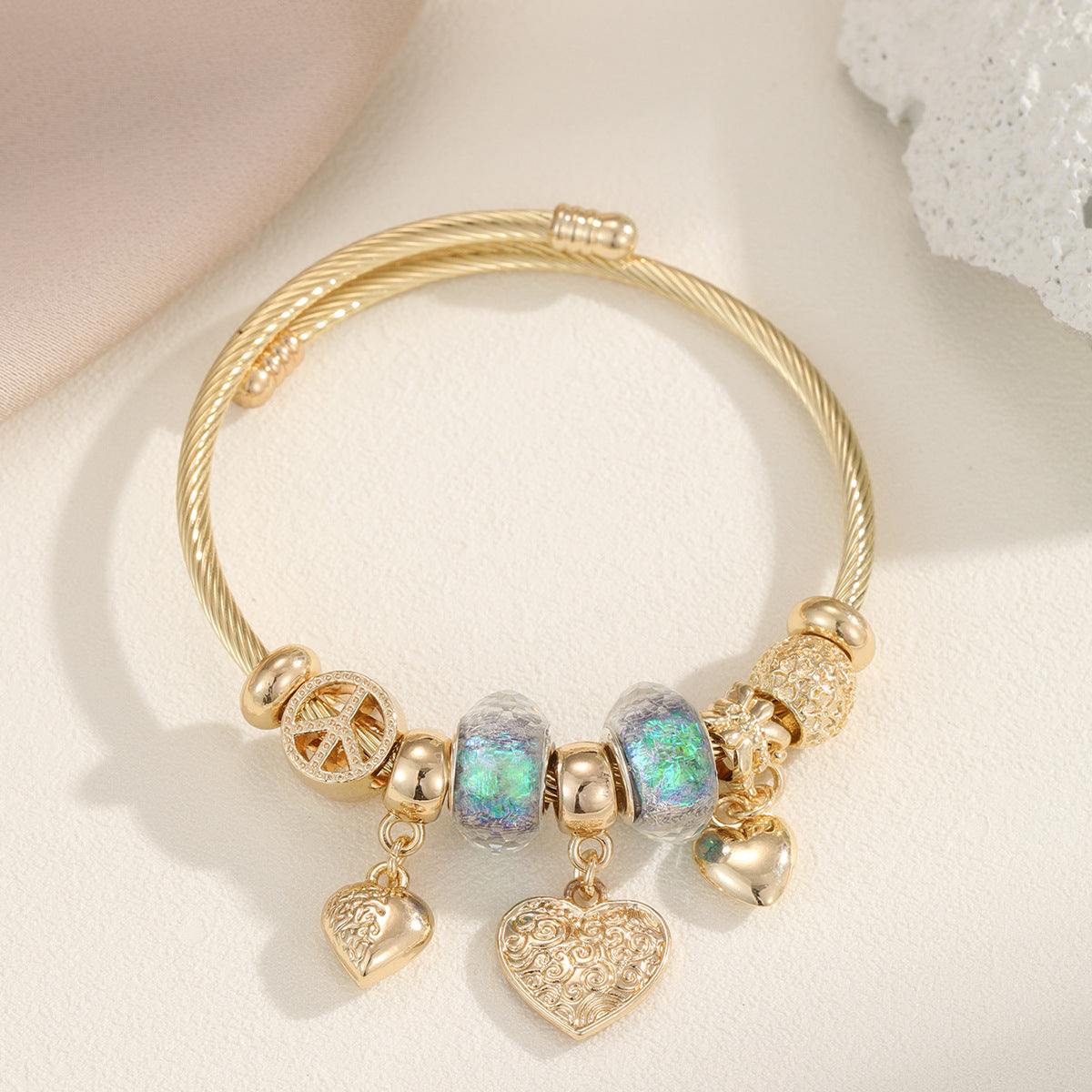 Fashionable Adjustable Gold Stainless Steel Bracelet Elegant Heart Design
