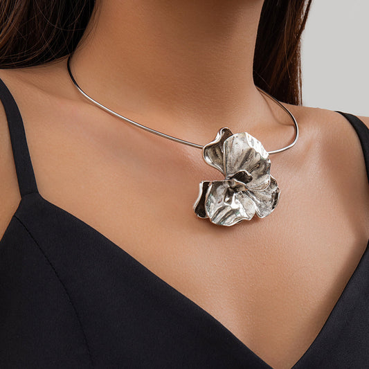 Exaggerated 3D Pleated Metal Flower Choker Necklace For Women