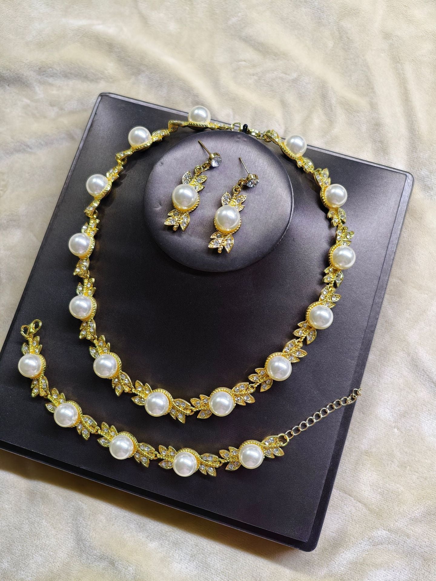 Trendy Retro Pearl Necklace Set for Women