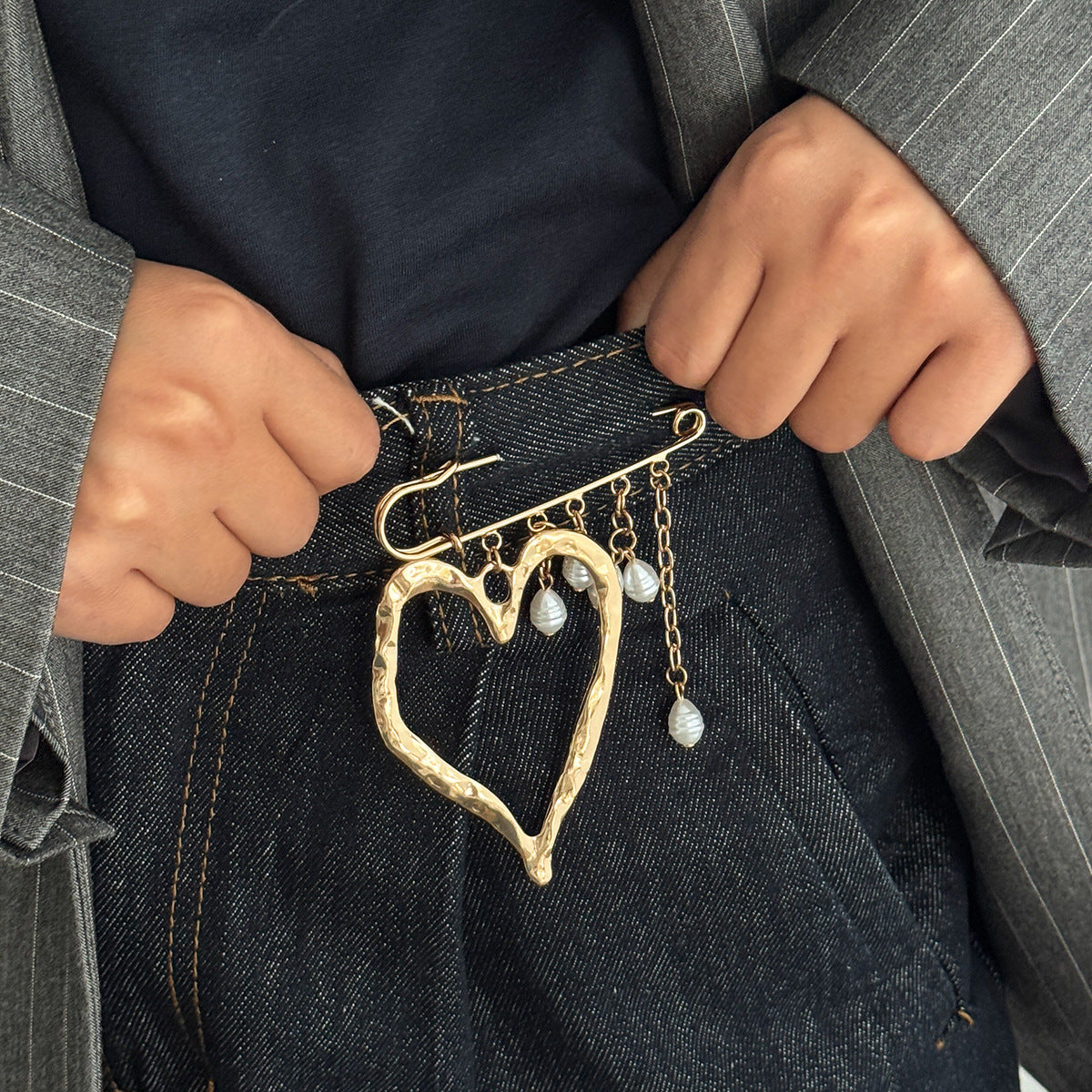 Exaggerated Liquid Lava Heart Pendant Brooch With Decorative Features