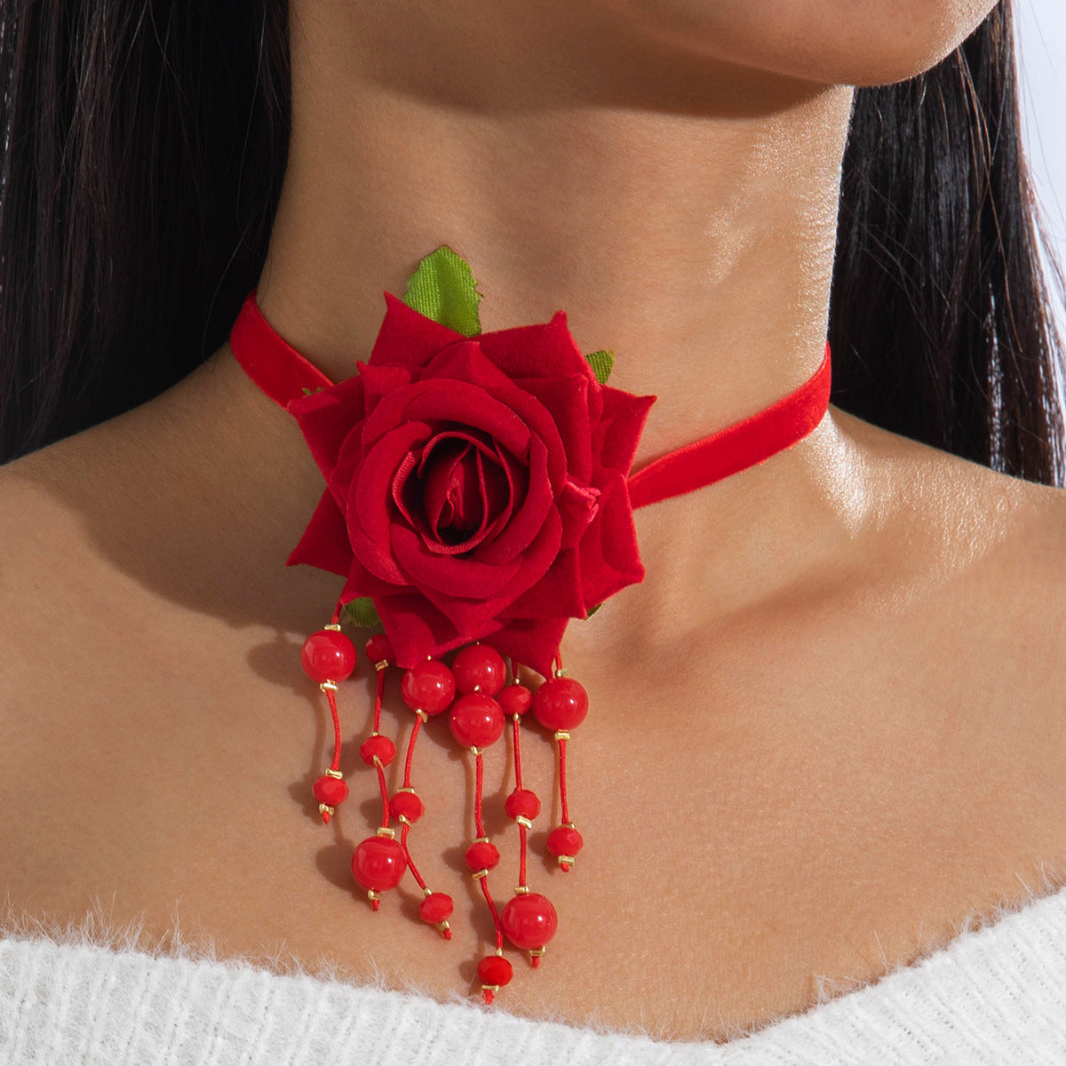 Elegant Short Feather Choker Necklace With White Floral Design