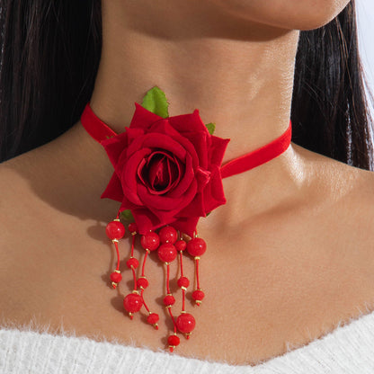Elegant Short Feather Choker Necklace With White Floral Design