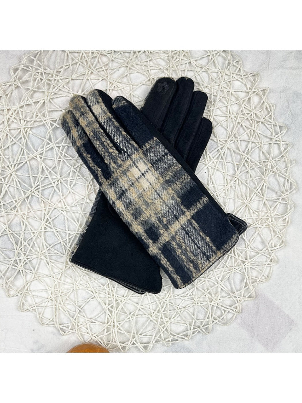 Gloving - Women's Knitted Winter Gloves with Plaid Patterns