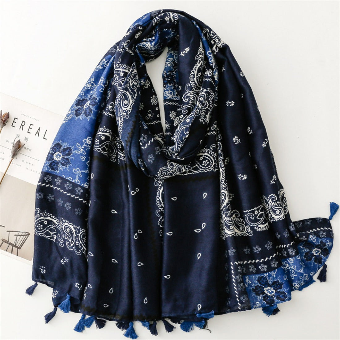 Scarvii - Paisley Pattern Fringed Scarf