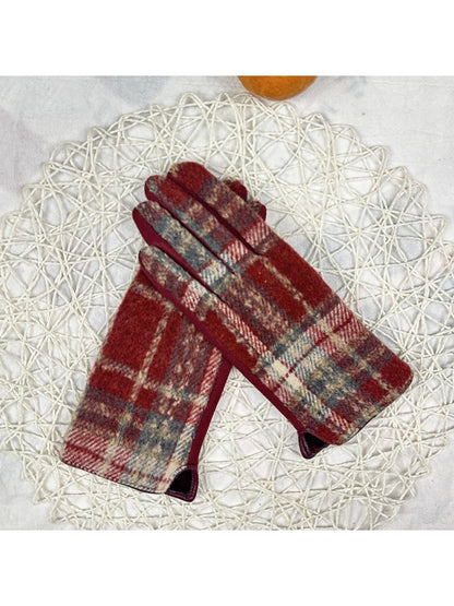 Gloving - Women's Knitted Winter Gloves with Plaid Patterns