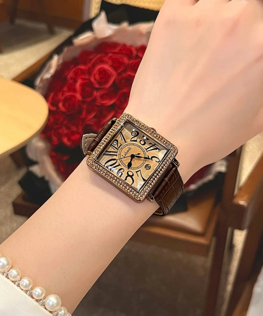 Vintage Coffee Leather Zircon Quartz Movement Tempered Glass Watch